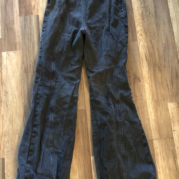 High-Waisted Black Flare Jeans - Picture 4 of 4